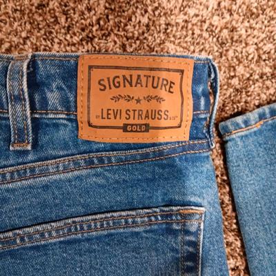 2 PAIRS OF MEN'S SIGNATURE LEVI'S AND A GEORGE HAWAIIAN STYLE SHIRT