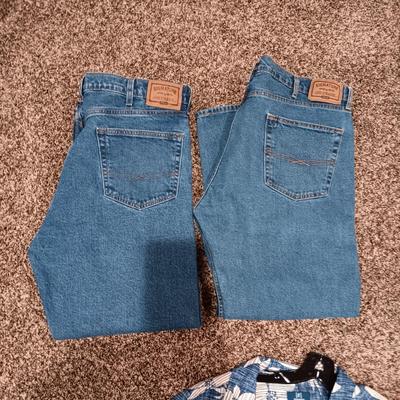 2 PAIRS OF MEN'S SIGNATURE LEVI'S AND A GEORGE HAWAIIAN STYLE SHIRT