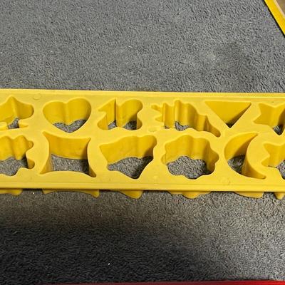 LOT 73 WONDERFUL MCM PLASTIC COOKIE CUTTER S in BOX/CARD
