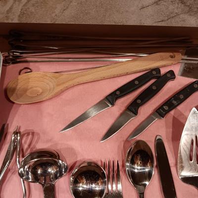 NICE SELECTION OF KITCHEN UTENSILS