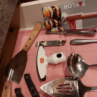 NICE SELECTION OF KITCHEN UTENSILS