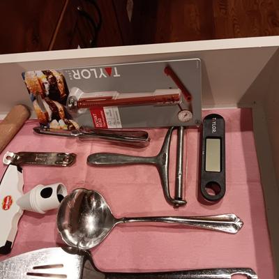 NICE SELECTION OF KITCHEN UTENSILS