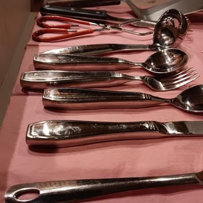 NICE SELECTION OF KITCHEN UTENSILS