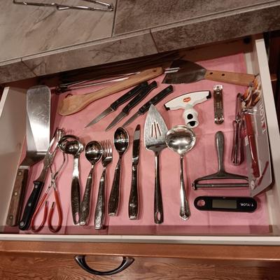 NICE SELECTION OF KITCHEN UTENSILS