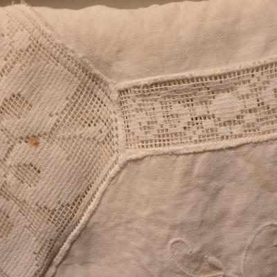 3 White Tablecloths