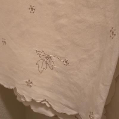 3 White Tablecloths