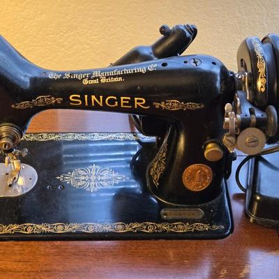 Vintage Singer Sewing Machine with Accessories