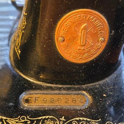Vintage Singer Sewing Machine with Accessories