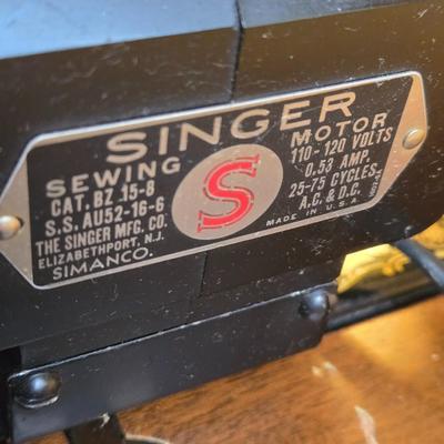 Vintage Singer Sewing Machine with Accessories