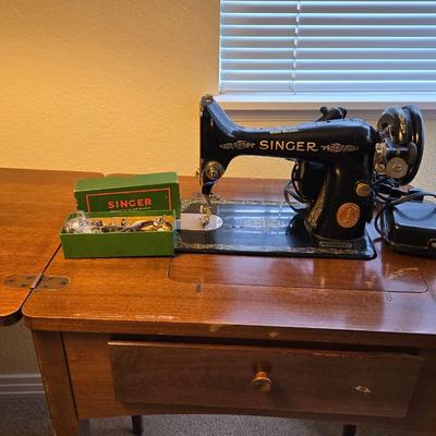 Vintage Singer Sewing Machine with Accessories