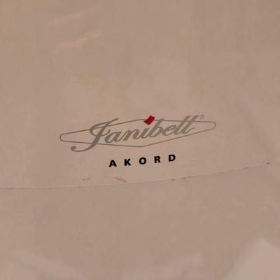 Janibelt Akord Trash Container with Several Boxes of Liners