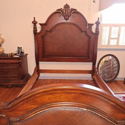 4pc Queen bed suite