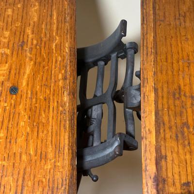 LOT 16: Vintage Victorian Cast Iron Book Stand/Music Stand