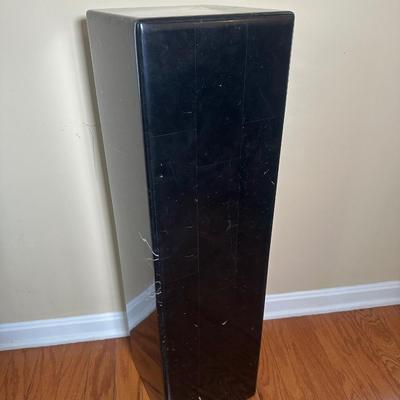 LOT 21: Black Marble Pedestal