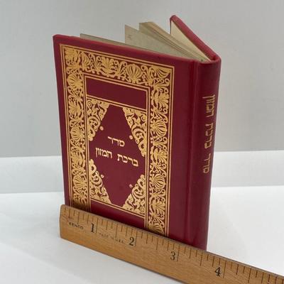 LOT 79: E. Weishoff Numbered Art 051 / 250 "The Great Synagogue of Tunis", Mezuzah Cases, Grace After Meals and Other...