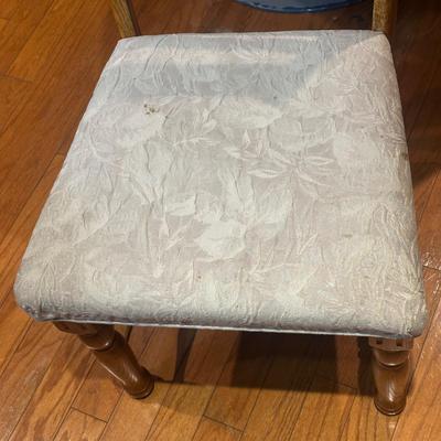 LOT 134: Marble Tulip Table w/ Chairs