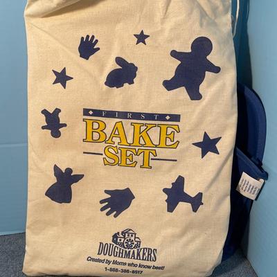 LOT 89 COLLECTABLE CHRISTMAS DOUGHMAKERS FIRST BAKE SET plus