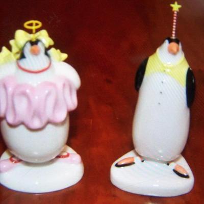 LOT 90 COLLECTABLE DEPT 56 CHRISTMAS PENGUIN SHAKERS