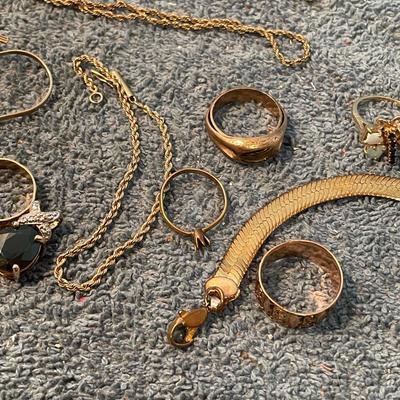 LOT 93 10K GOLD PIECES, MOSTLY SCRAP ** please see correction to weight in description