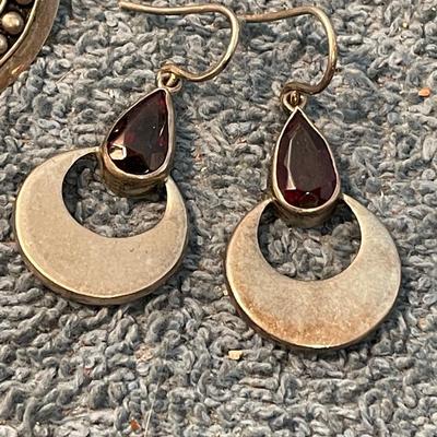 LOT 113 LOVELY 2 PAIR STERLING GARNET & AMBER EARRINGS