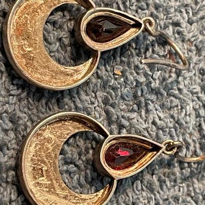 LOT 113 LOVELY 2 PAIR STERLING GARNET & AMBER EARRINGS