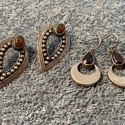 LOT 113 LOVELY 2 PAIR STERLING GARNET & AMBER EARRINGS