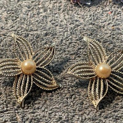 LOT 120 GREAT DESIGNER SIGNED CLIP EARRINGS