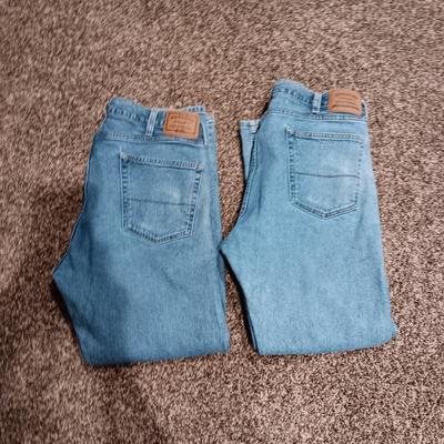 LIGHTLY WORN MEN'S SIGNATURE LEVI JEANS