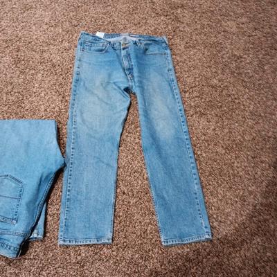 LIGHTLY WORN MEN'S SIGNATURE LEVI JEANS