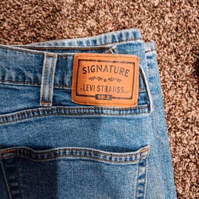 LIGHTLY WORN MEN'S SIGNATURE LEVI JEANS