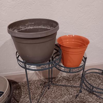 TRIPLE METAL FOLDING PLANT STAND AND SEVERAL FLOWER POTS