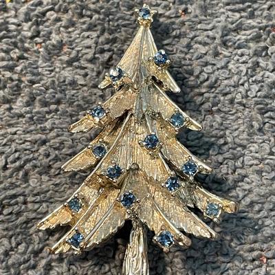 LOT 121 FAB CHRISTMAS TREES ANGEL PINS