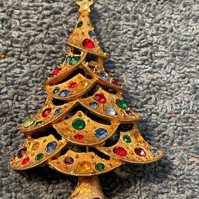 LOT 121 FAB CHRISTMAS TREES ANGEL PINS
