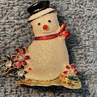 LOT 122 CHRISTMAS ANGEL TREE/HOLY/CANDLE/SNOWMANPIN