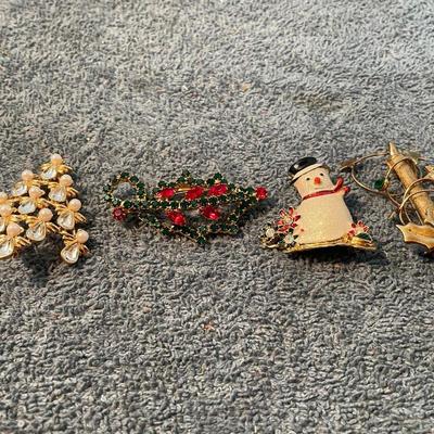LOT 122 CHRISTMAS ANGEL TREE/HOLY/CANDLE/SNOWMANPIN