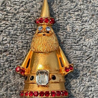 LOT 123 CHRISTMAS ORNAMENT/REINDEER/SANTA/CANDLE PINS