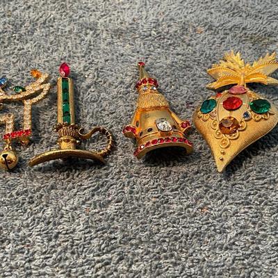 LOT 123 CHRISTMAS ORNAMENT/REINDEER/SANTA/CANDLE PINS