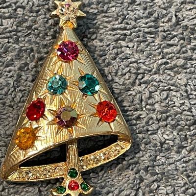 LOT 124 FAB VINTAGE CHRISTMAS TREES/ORNAMENT PINS