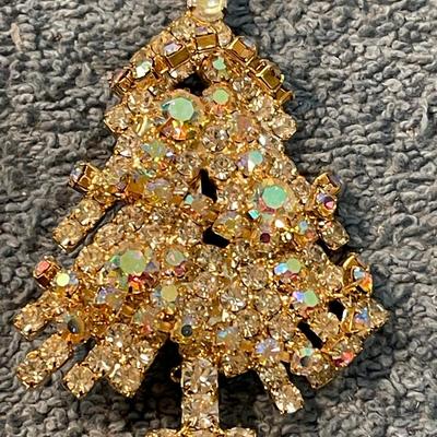 LOT 124 FAB VINTAGE CHRISTMAS TREES/ORNAMENT PINS