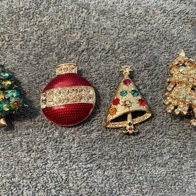 LOT 124 FAB VINTAGE CHRISTMAS TREES/ORNAMENT PINS