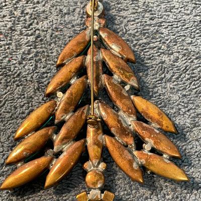 LOT 125 CHRISTMAS TREE/CHAMPAGNE GLASS/DEER/SNOWMAN PINS