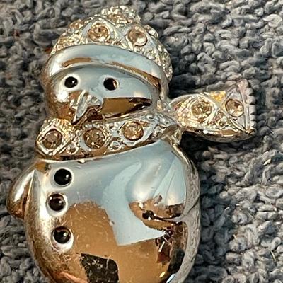 LOT 125 CHRISTMAS TREE/CHAMPAGNE GLASS/DEER/SNOWMAN PINS