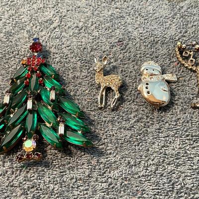 LOT 125 CHRISTMAS TREE/CHAMPAGNE GLASS/DEER/SNOWMAN PINS