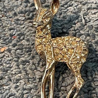 LOT 125 CHRISTMAS TREE/CHAMPAGNE GLASS/DEER/SNOWMAN PINS