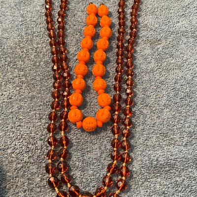LOT 129 VINTAGE BEADED JEWELRY