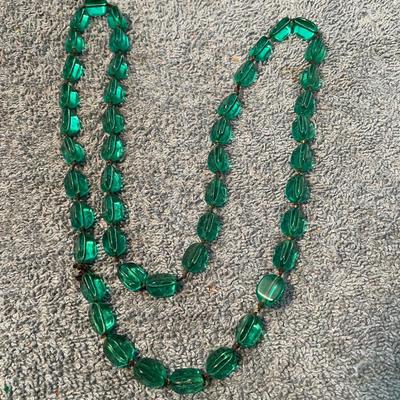 LOT 130 BEAUTIFUL VINTAGE ART GLASS BEAD JEWELRY