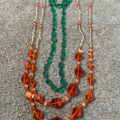 LOT 130 BEAUTIFUL VINTAGE ART GLASS BEAD JEWELRY