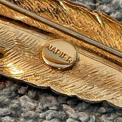 LOT 133 GREAT VINTAGE PINS
