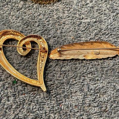 LOT 133 GREAT VINTAGE PINS