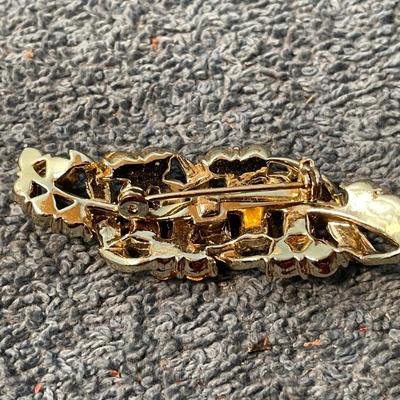 LOT 133 GREAT VINTAGE PINS